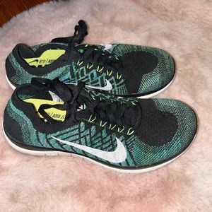 Green NIKE free 4.0 flyknit. Size 7.5